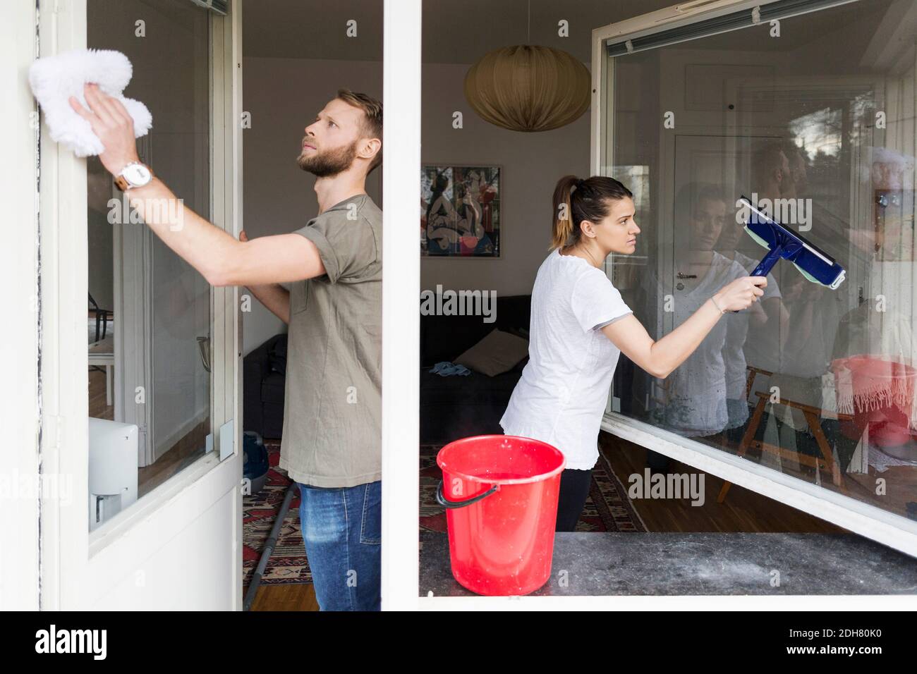 Домашнее средство для мытья окон без разводов. Мойка окон. Мытье пластиковых окон. Помыть окна без разводов. Мойка пластиковых окон.