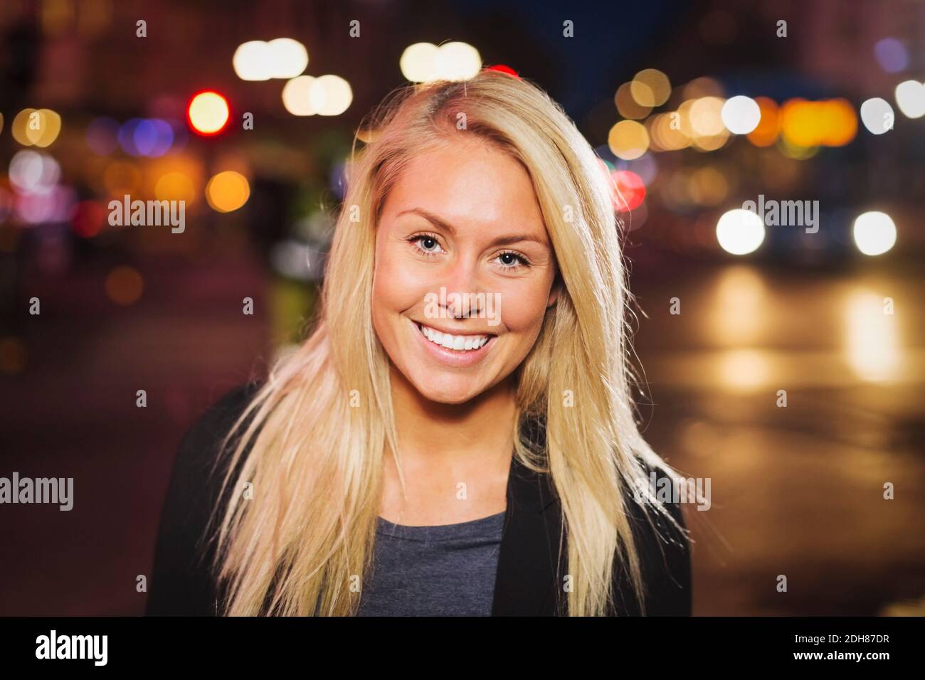 Woman night street light hi-res stock photography and images - Alamy