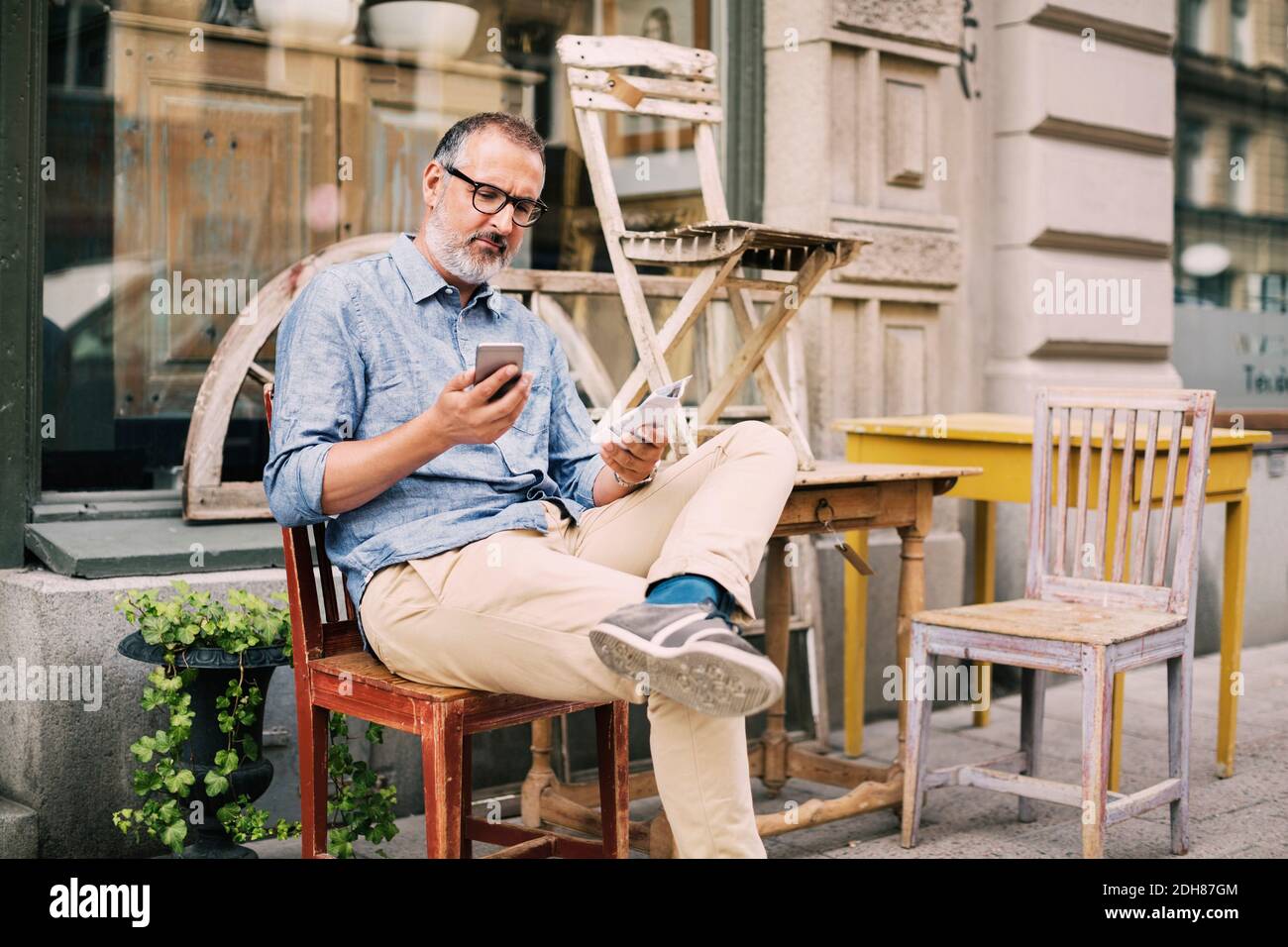 Old man sitting on chair hi-res stock photography and images - Alamy