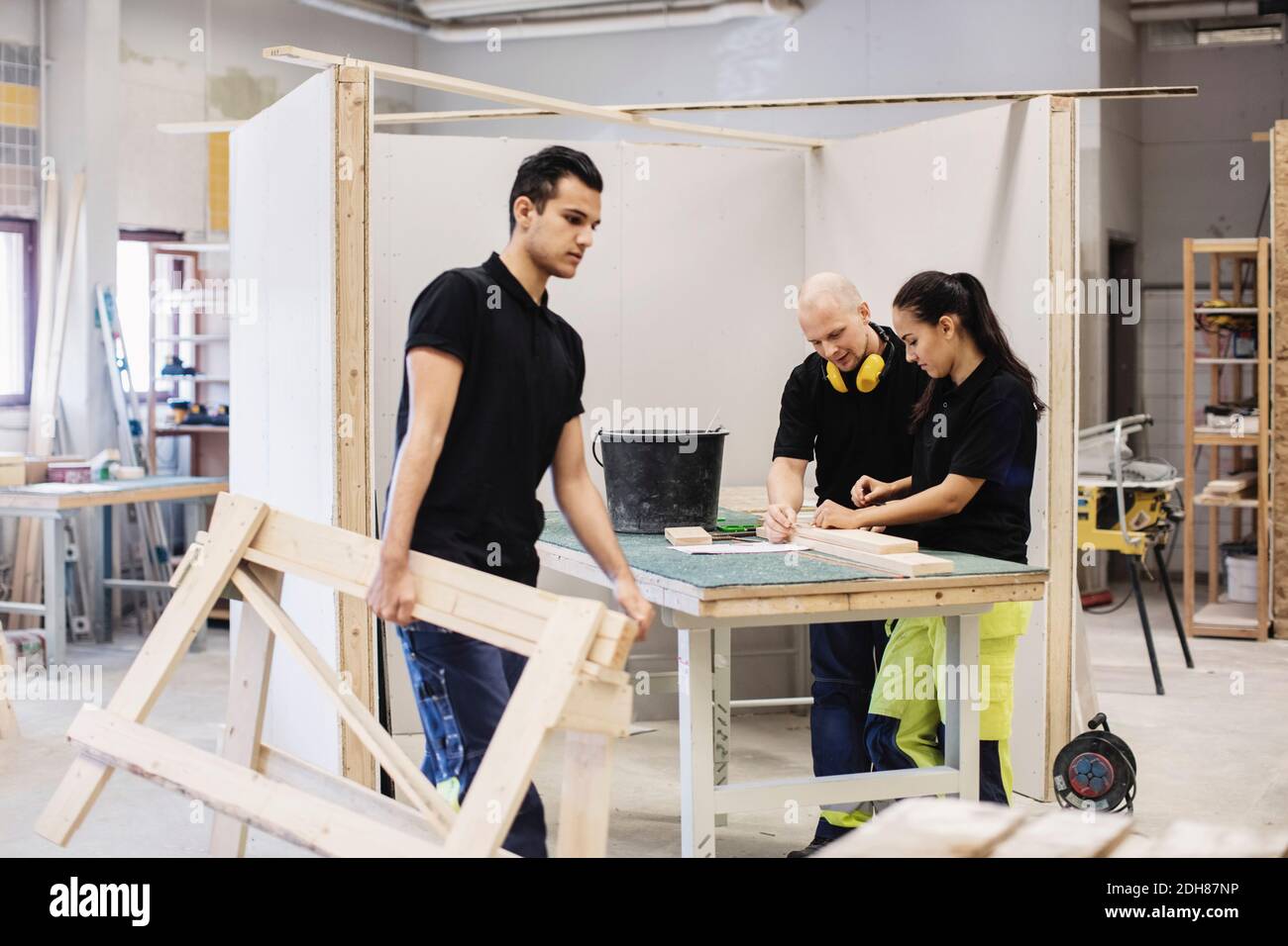 High school carpentry class hires stock photography and images Alamy