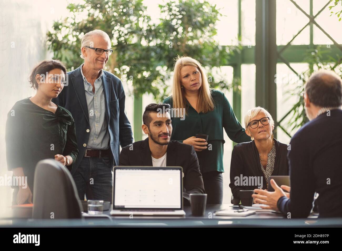 Manager listening to team hi-res stock photography and images - Alamy