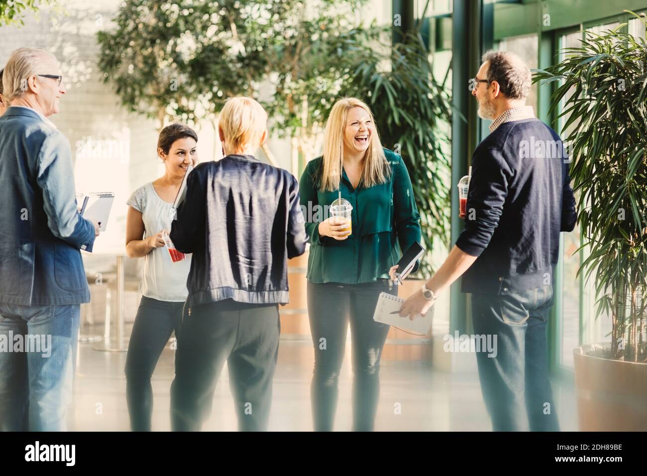 Casual office meeting hi-res stock photography and images - Alamy