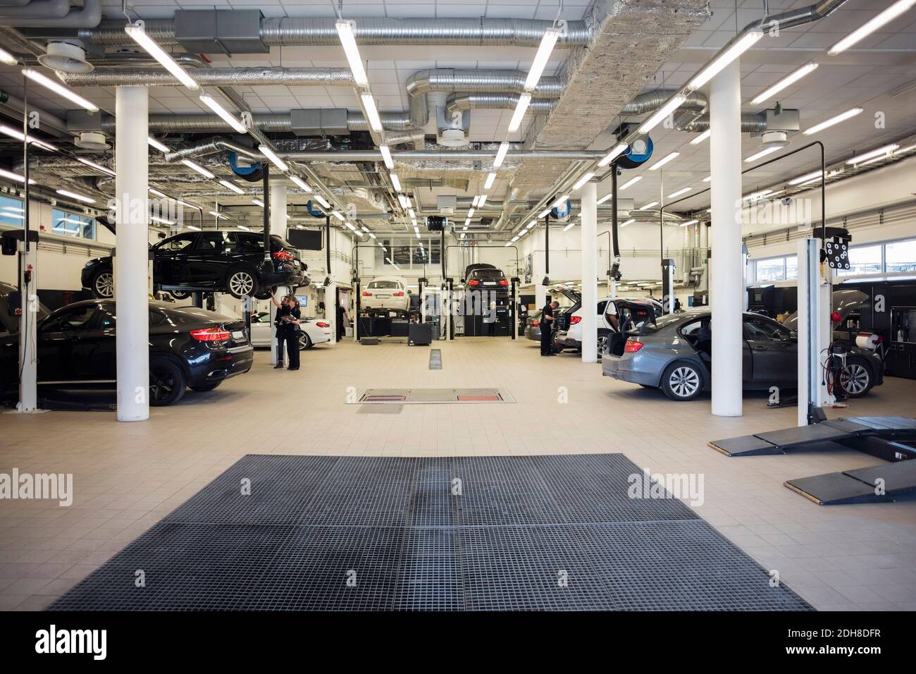 Interior of auto repair shop Stock Photo - Alamy