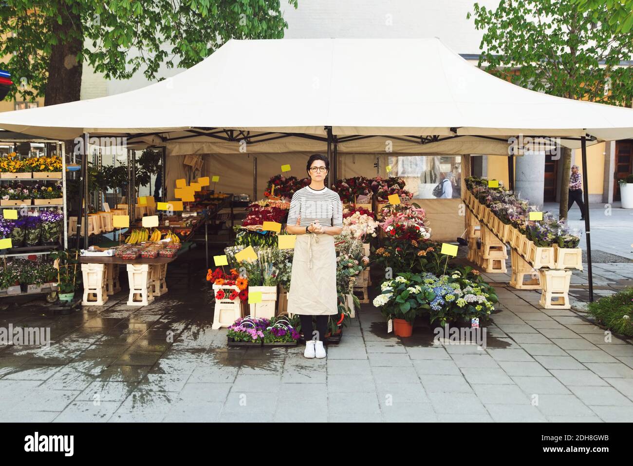 People standing outside shop hi-res stock photography and images - Alamy