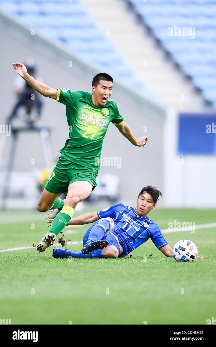 South Korean professional football player Lee Keun-ho of Ulsan Hyundai, right, steals the ball during the quarter-final match of 20/21 AFC Champions L Stock Photo