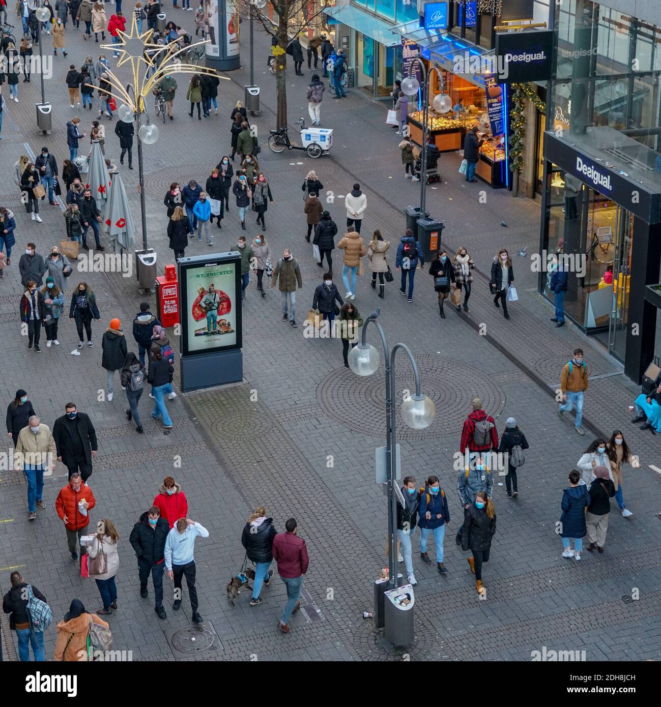 Shopping cologne hi-res stock photography and images - Page 25 - Alamy