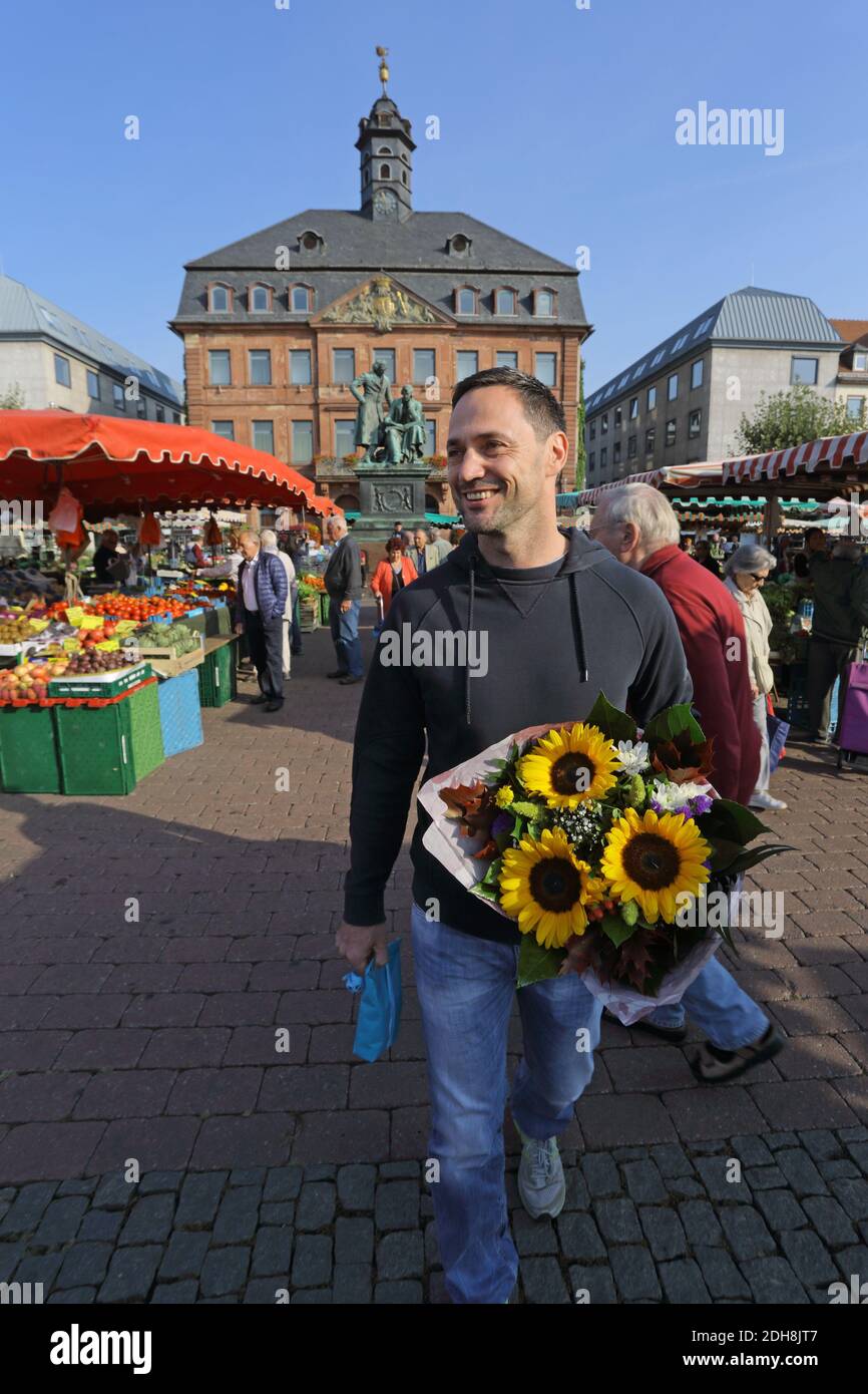 Young man with a bunch sunflowers at Hanauer Wochenmarkt Hessen, Germany Stock Photo
