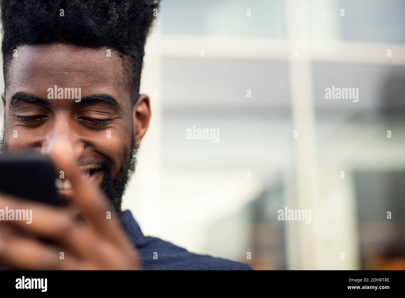 Happy man with phone hi-res stock photography and images - Alamy