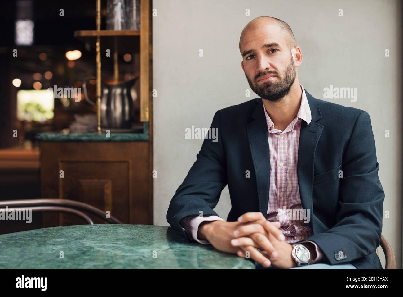 Hands resting on table hi-res stock photography and images - Alamy