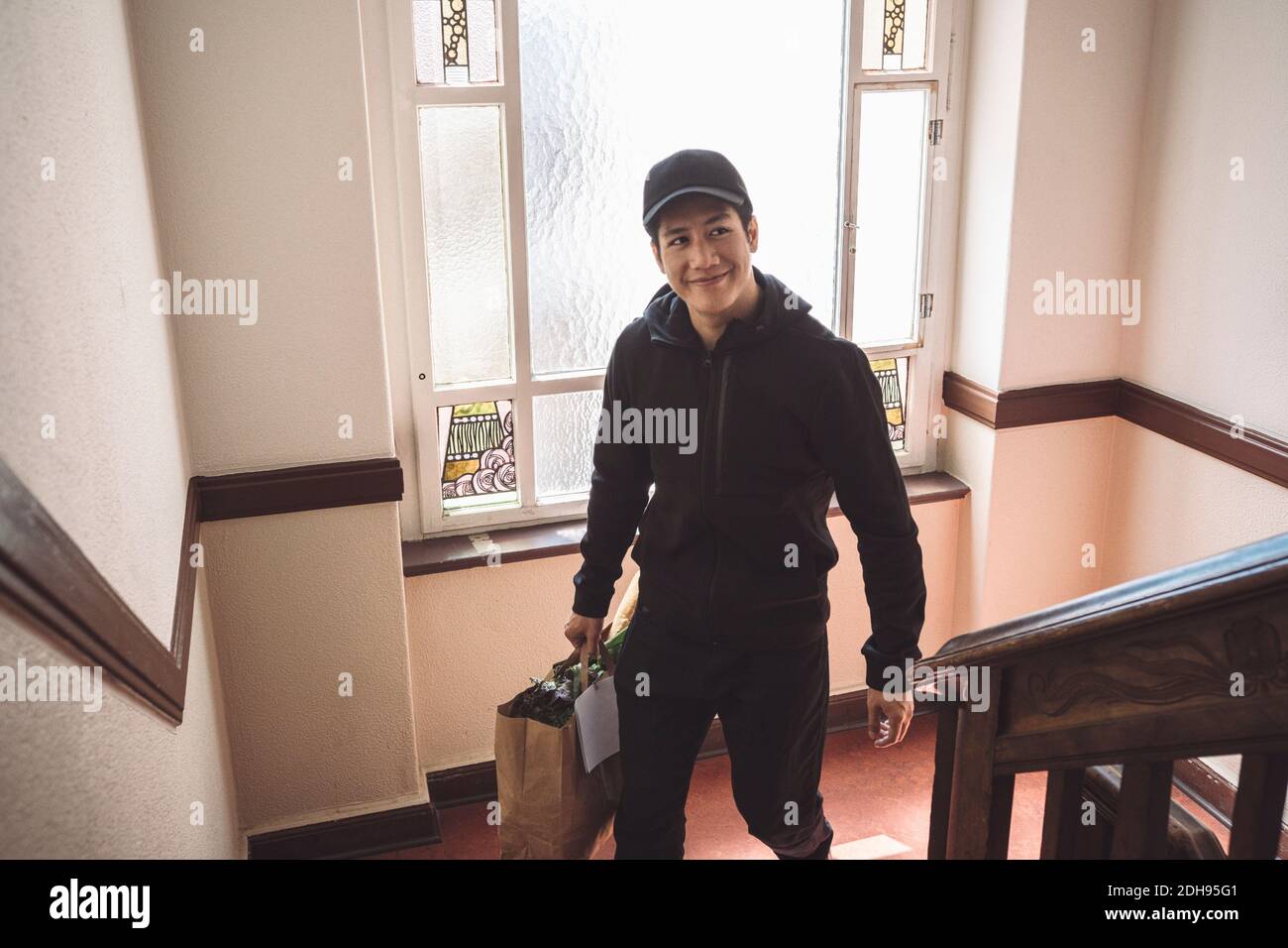 Smiling delivery man package hi-res stock photography and images - Alamy