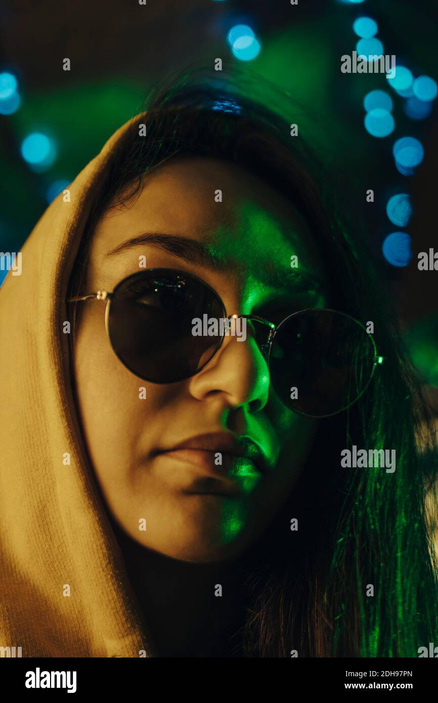 Woman wearing sunglasses in hi-res stock photography and images - Alamy