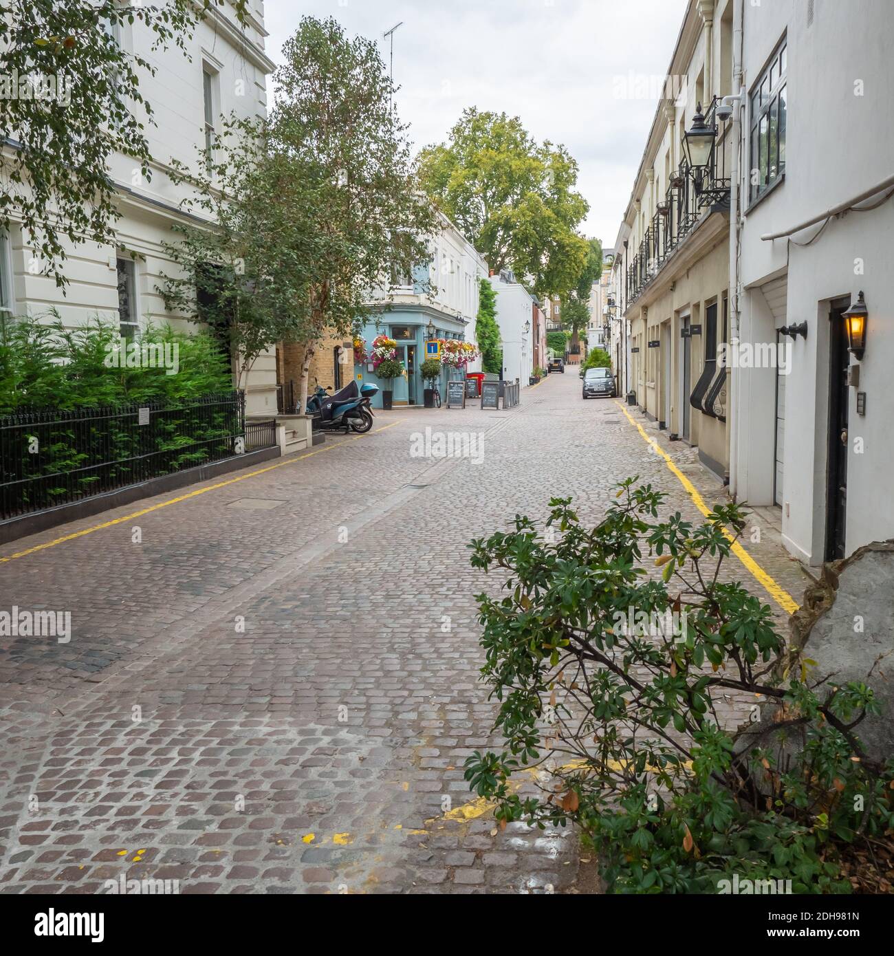 The Queens Arms, London, UK. A typical mews street in South Kensington with cobbled streets and a traditional pub. Stock Photo