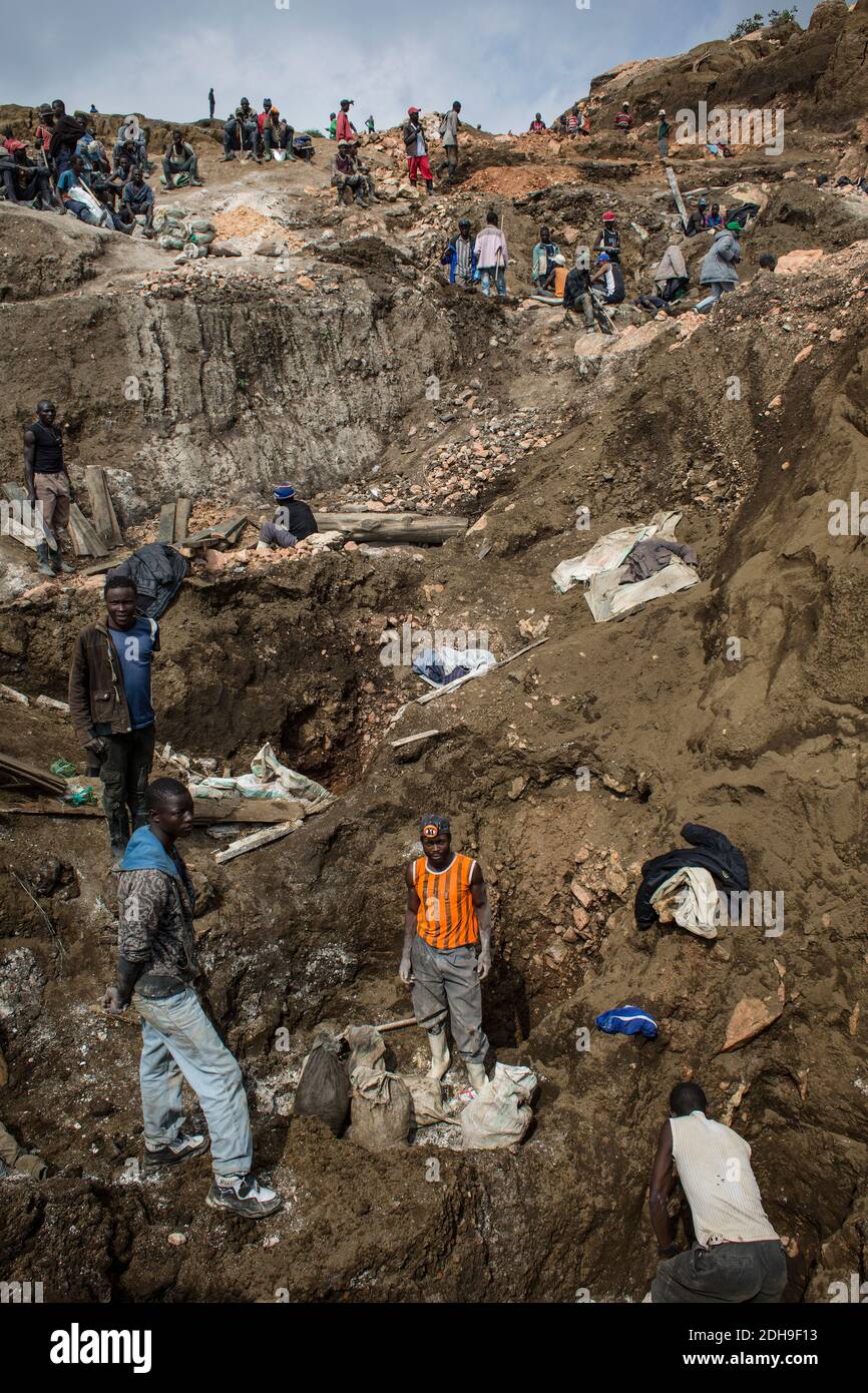 Artisanal cobalt mining congo hires stock photography and images Alamy