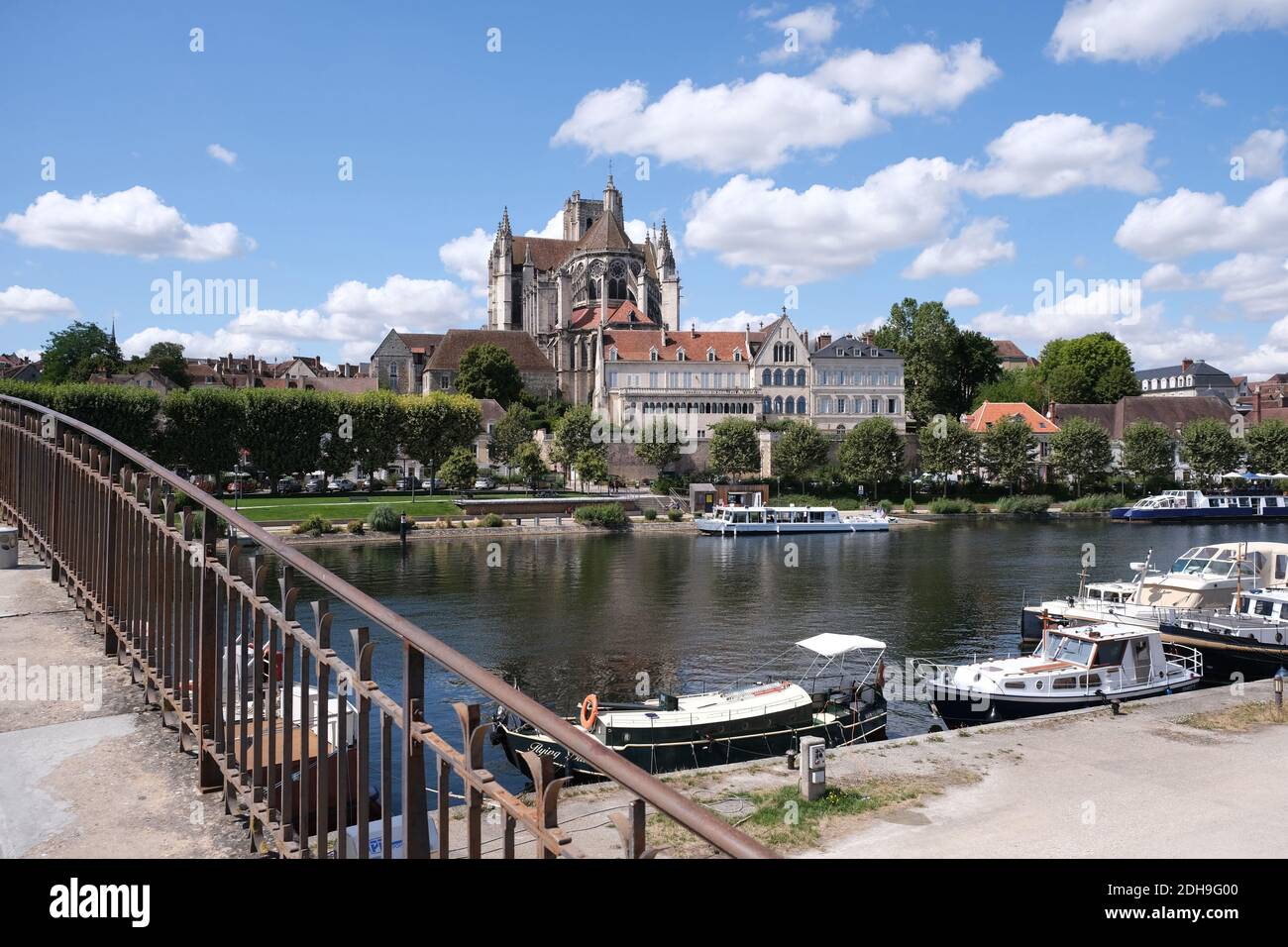 Auxerre (northern France): overview of the city and the walkway along the Yonne River Stock Photo