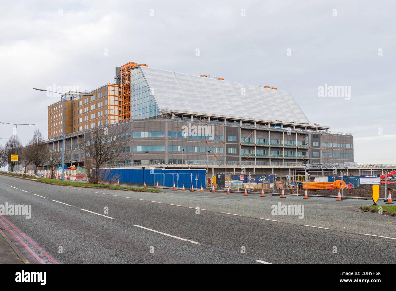 Construction of the delayed Midland Metropolitan Hospital in Cape Hill, Smethwick, West Midlands has resumed and it is due to be completed in 2022 Stock Photo