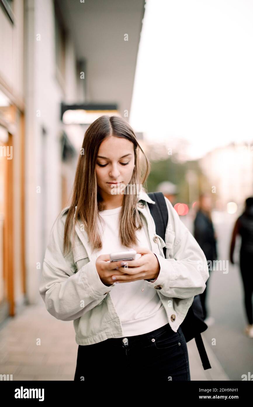 Mobile texting walking hi-res stock photography and images - Alamy