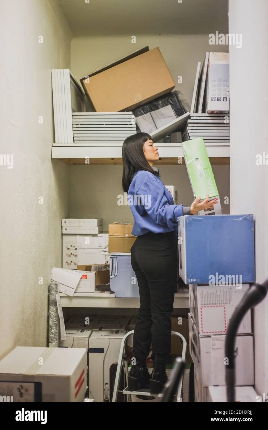 Ladder sellers hi res stock photography and images Alamy