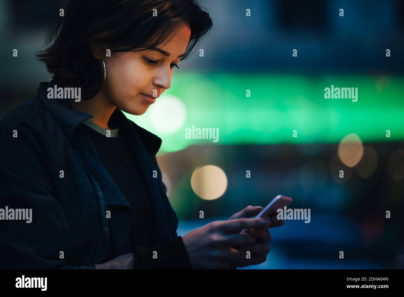 Mobile texting woman hi-res stock photography and images - Alamy