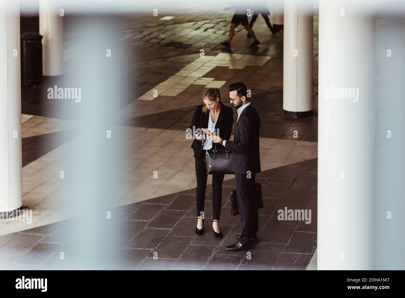Business people street hi-res stock photography and images - Alamy