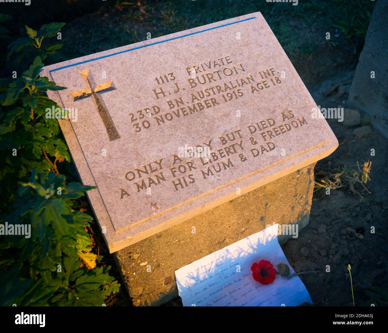 Anzac Cove, Gallipoli Peninsular, Canakkale Province, Turkey.  Grave marker of fallen Australian soldier in Ari Burnu cemetery at the northern end of Stock Photo