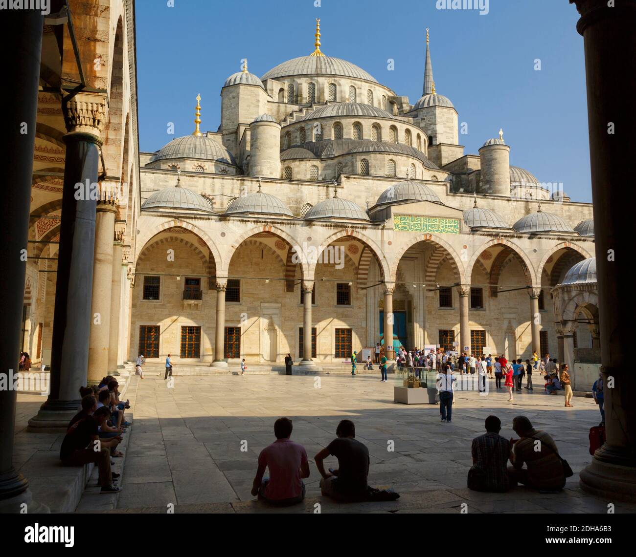 Istanbul, Istanbul Province, Turkey.  Courtyard of the Sultan Ahmet or Sultanahmet Mosque, also known as the Blue Mosque.  The mosque is part of the H Stock Photo