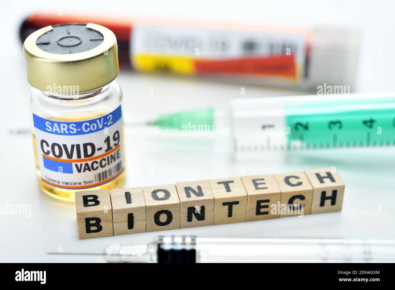 Corona-Impfstoff und Schriftzug Biontech, Symbolfoto Stock Photo