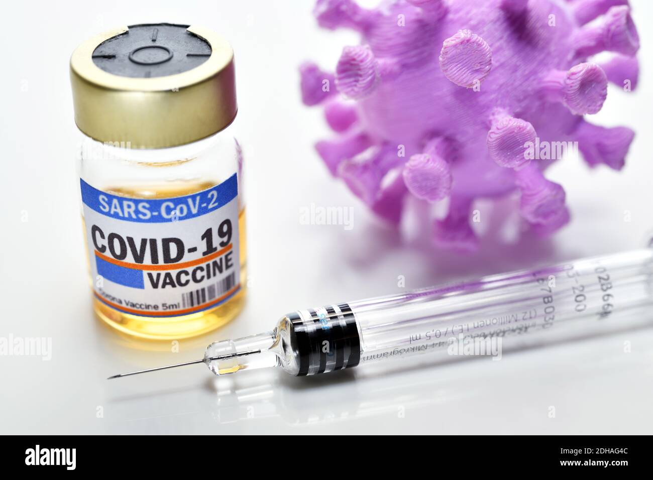 Corona-Impfstoff, Impfspritze und Coronavirus-Modell, Symbolfoto Corona-Impfmittel Stock Photo