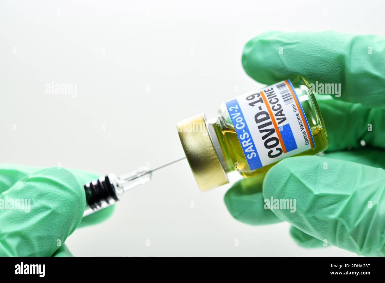 Corona-Impfstoff und Impfspritze, Symbolfoto Corona-Impfmittel Stock Photo