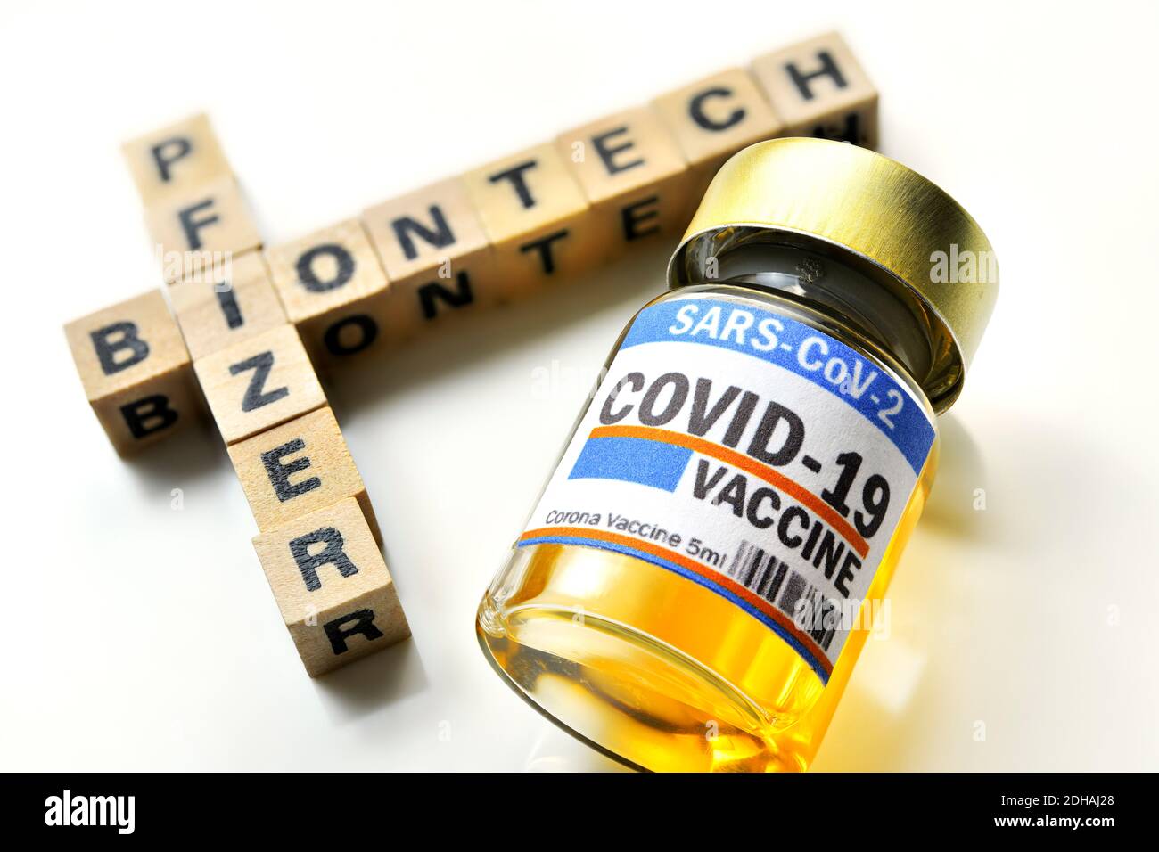 Buchstabenwürfel bilden die Schriftzüge Biontech und Pfizer neben Corona-Impfstoff, Symbolfoto Corona-Impfmittel Stock Photo