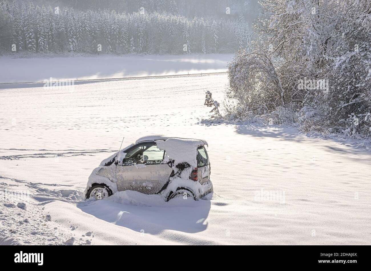 Car in ditch hi-res stock photography and images - Alamy