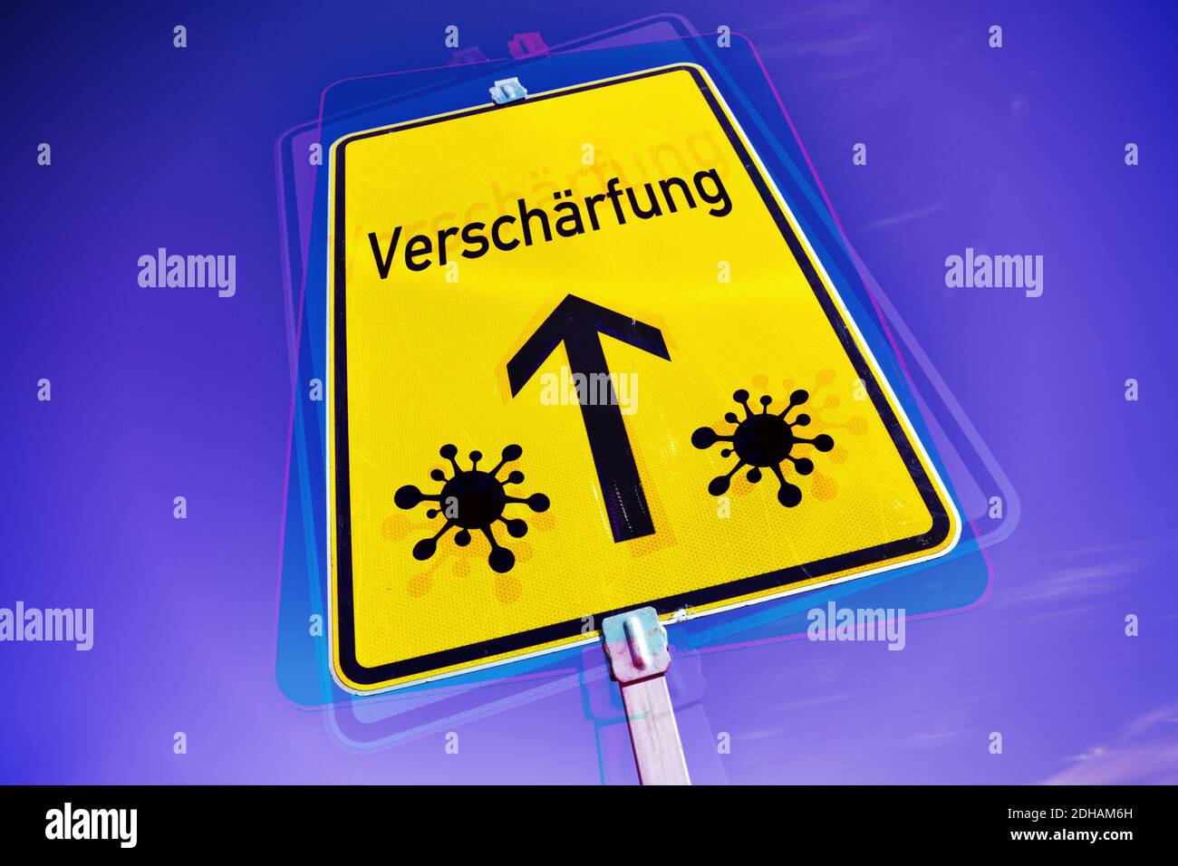 FOTOMONTAGE, Wegweiser mit der Aufschrift Verschärfung und Corona-Symbolen, Symbolfoto Verschärfung der Corona-Maßnahmen Stock Photo