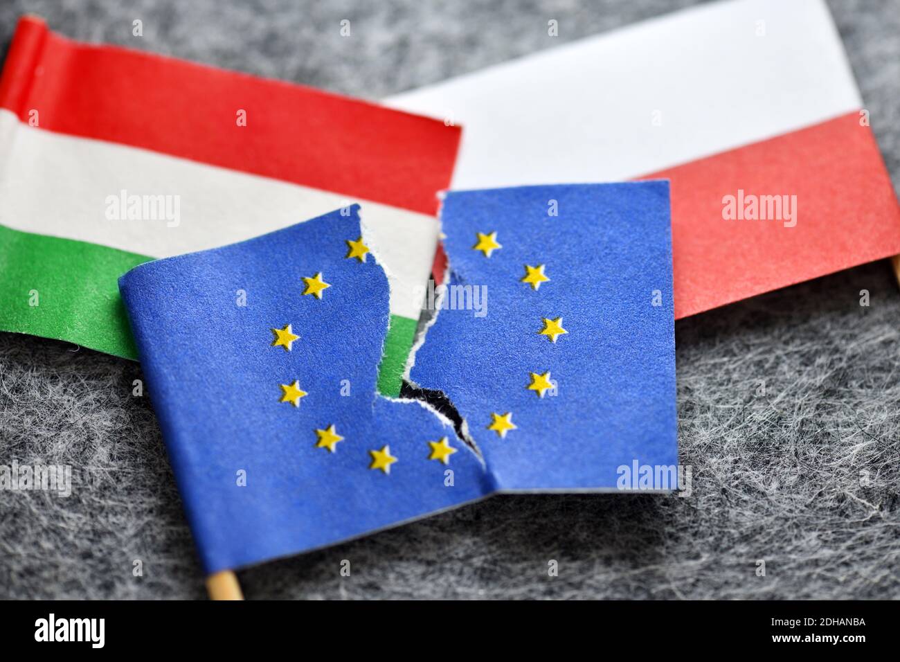 Angerissene EU-Fahne und Fahnen von Ungarn und Polen, EU-Haushaltsstreit Stock Photo
