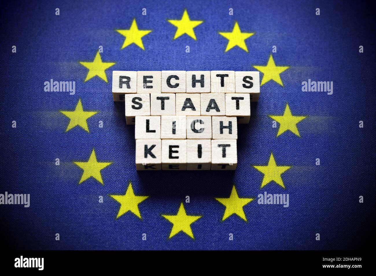 Buchstaben bilden das Wort Rechtsstaatlichkeit auf EU-Fahne Stock Photo