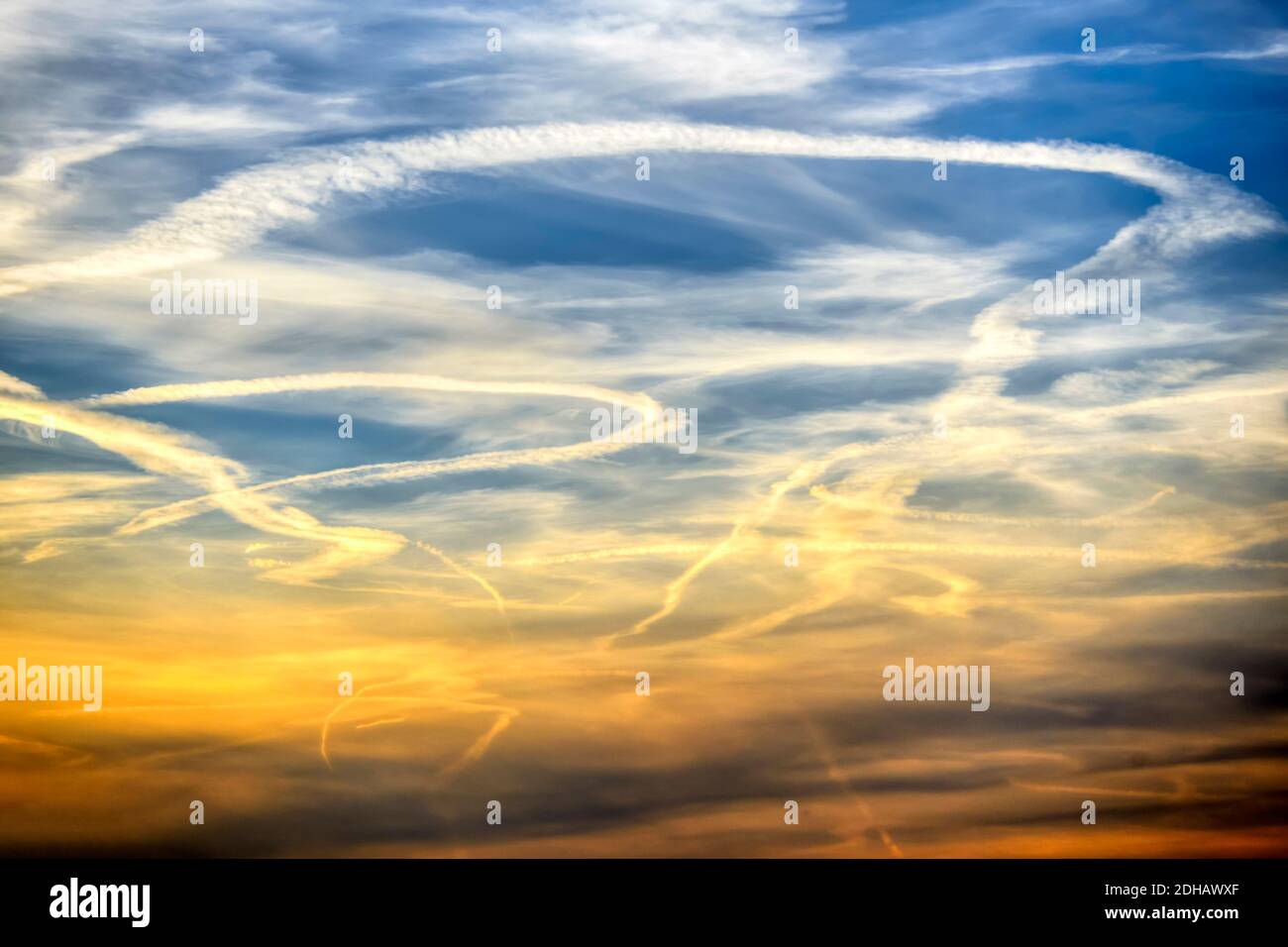 Runde Kondensstreifen am Himmel Stock Photo