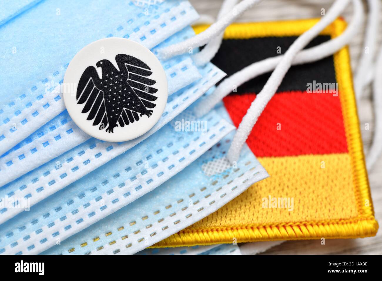 Deutscher Bundesadler, Schutzmasken und deutsche Fahne, Symbolfoto Nationale Gesundheitsreserve Stock Photo