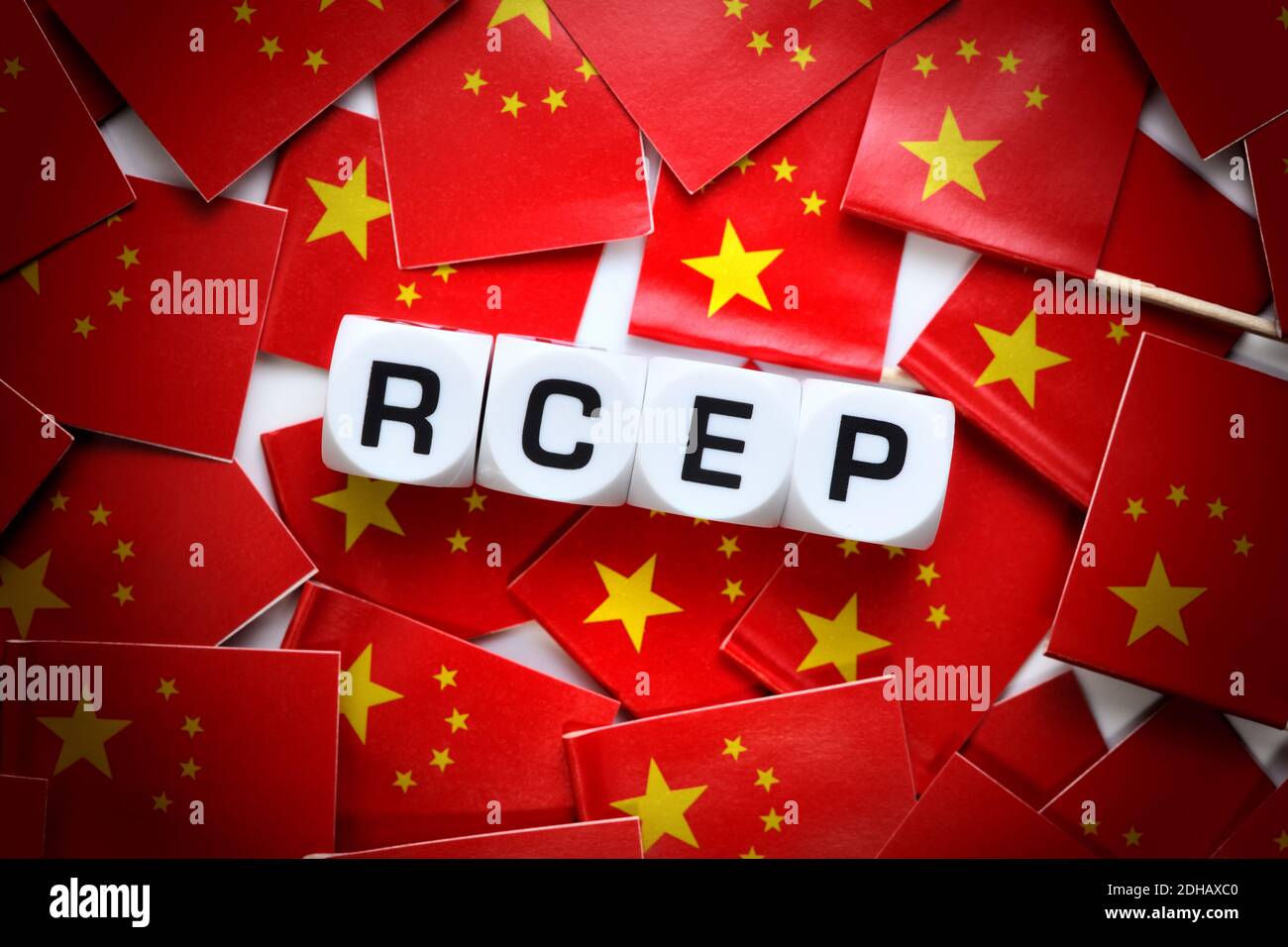 Schriftzug RCEP auf Fahnen der Volksrepublik China, asiatisches RCEP-Freihandelsabkommen Stock Photo