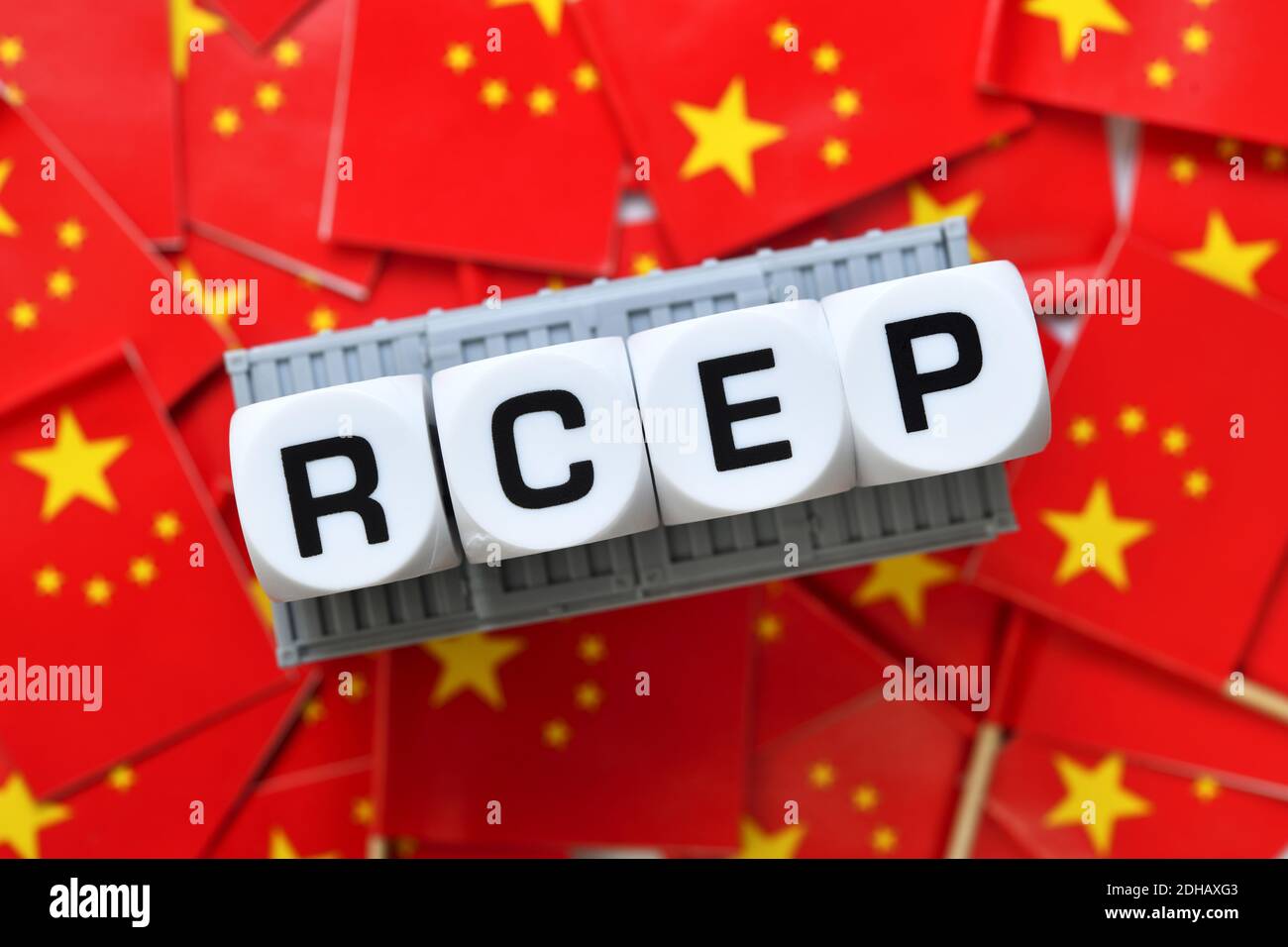 Schriftzug RCEP auf Fahnen der Volksrepublik China, asiatisches RCEP-Freihandelsabkommen Stock Photo