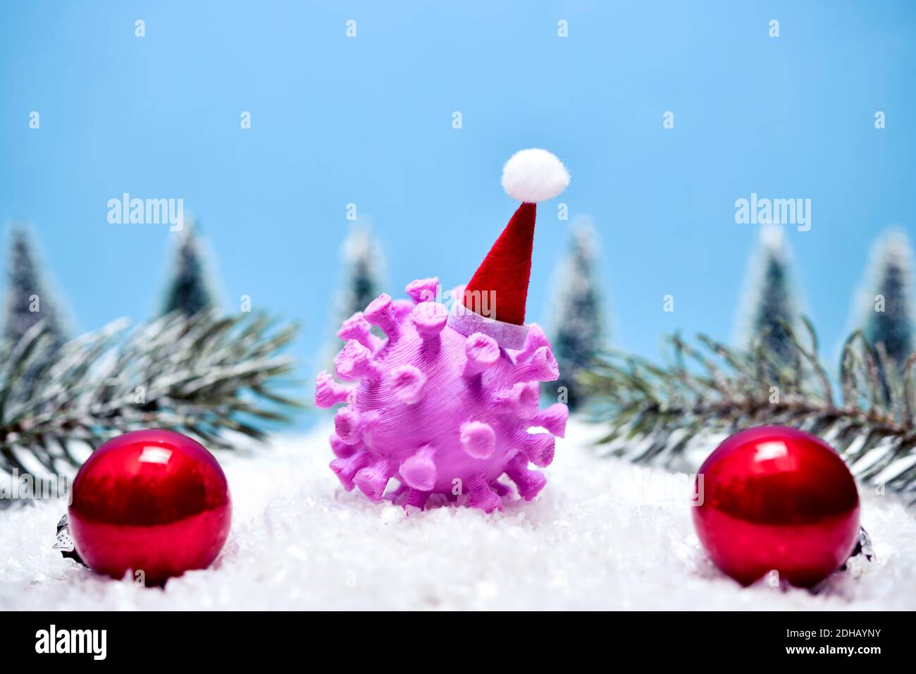 Coronavirus mit Weihnachtsmannmütze Stock Photo