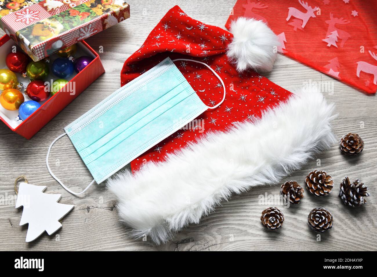 Schutzmaske auf Weihnachtsmannmütze, Weihnachtsfest zu Corona-Zeiten Stock Photo