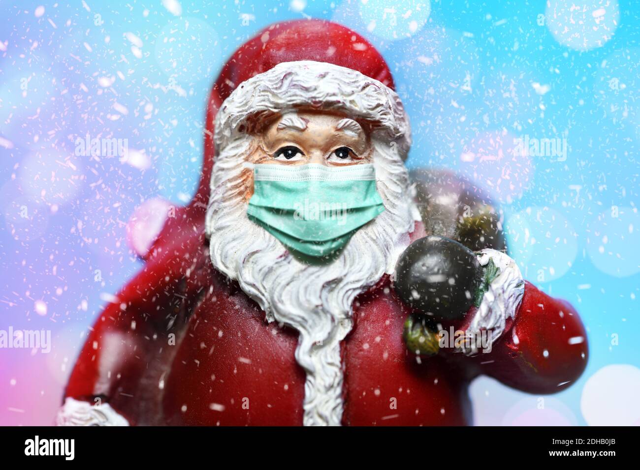 FOTOMONTAGE, Weihnachtsmann mit Schutzmaske, Weihnachtsfest zu Corona-Zeiten Stock Photo