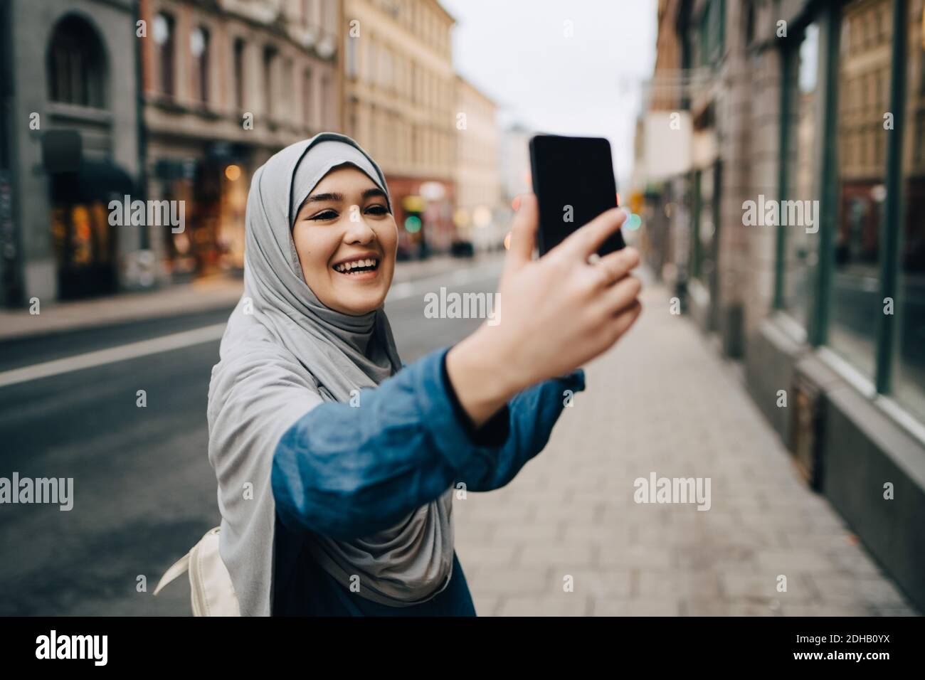 Muslim woman in hijab taking hi-res stock photography and images - Alamy