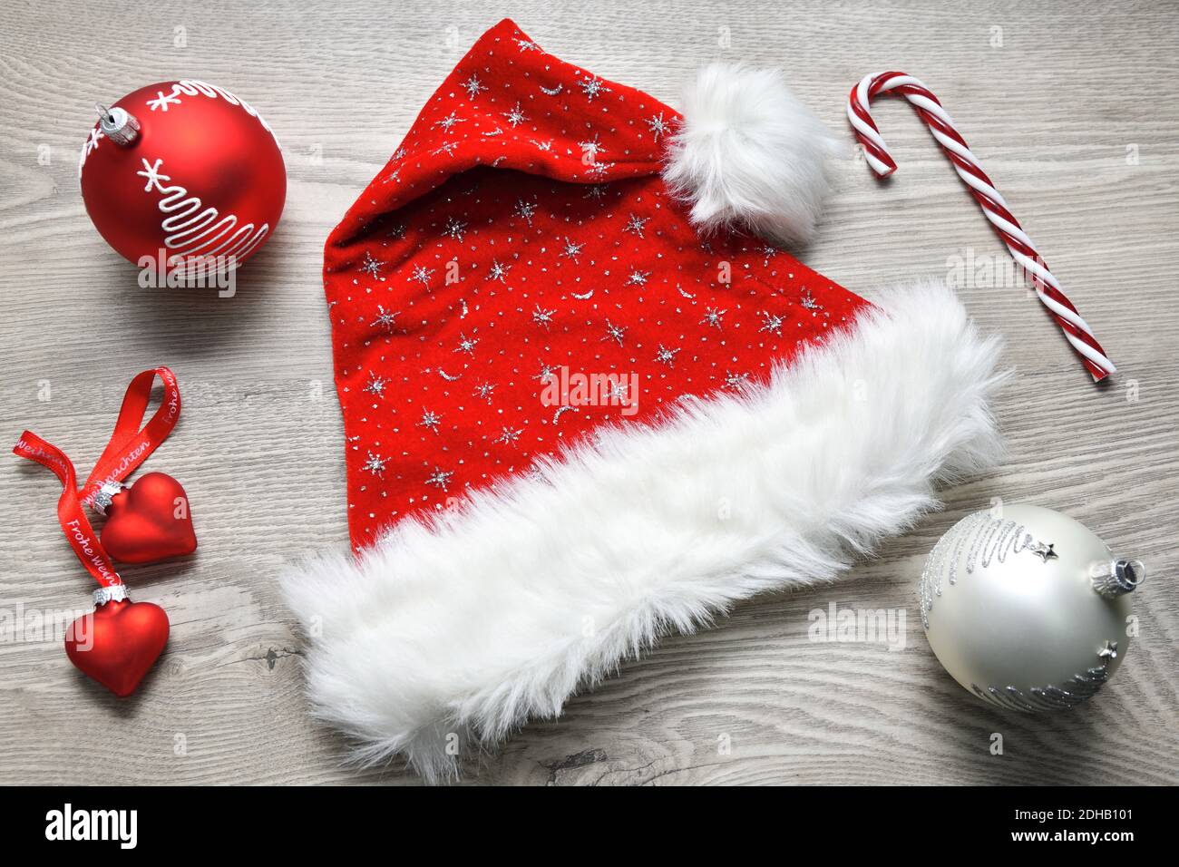 Weihnachtsmannmütze und Weihnachtsdekoration Stock Photo