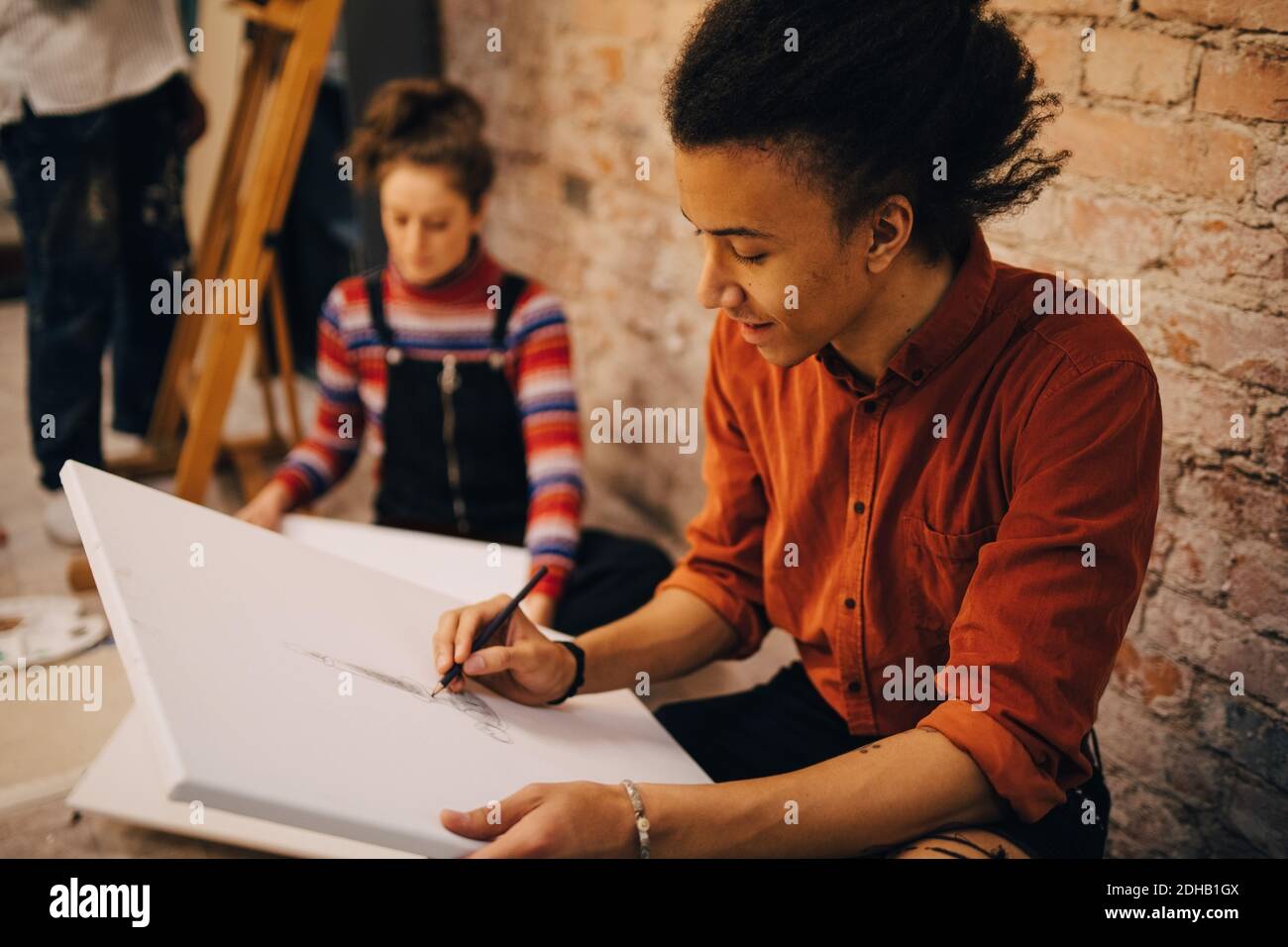 Worker painting color in high hi-res stock photography and images - Alamy