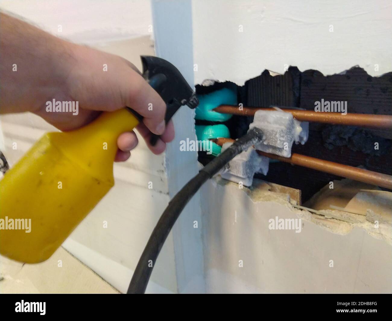 Electrical installation for freezing pipes with heating pipe