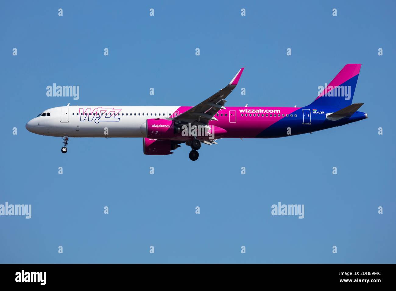 Wizzair airlines hi-res stock photography and images - Page 3 - Alamy