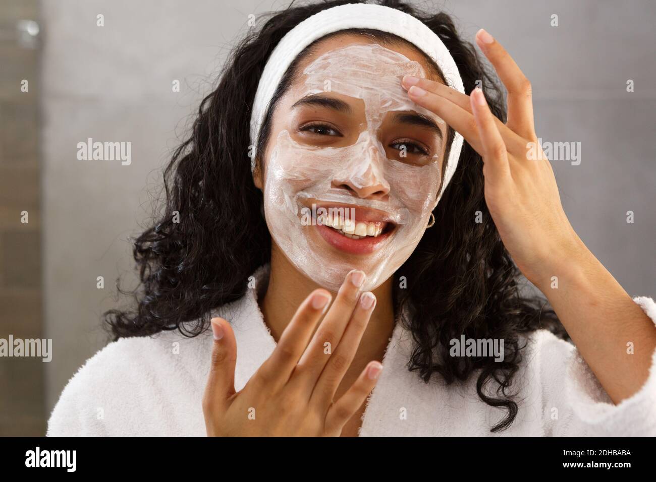 Applying face cream hires stock photography and images Alamy