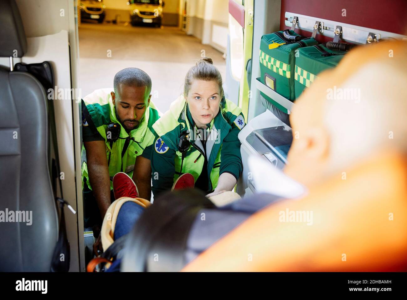 Paramedics ambulance hi-res stock photography and images - Alamy