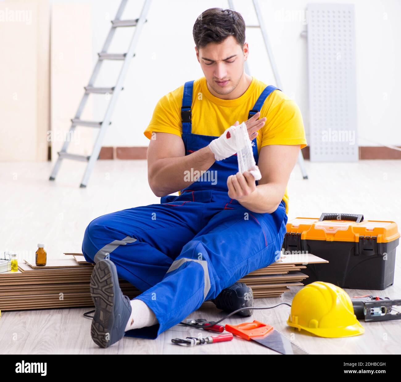 Worker with injured hand at construction site Stock Photo - Alamy