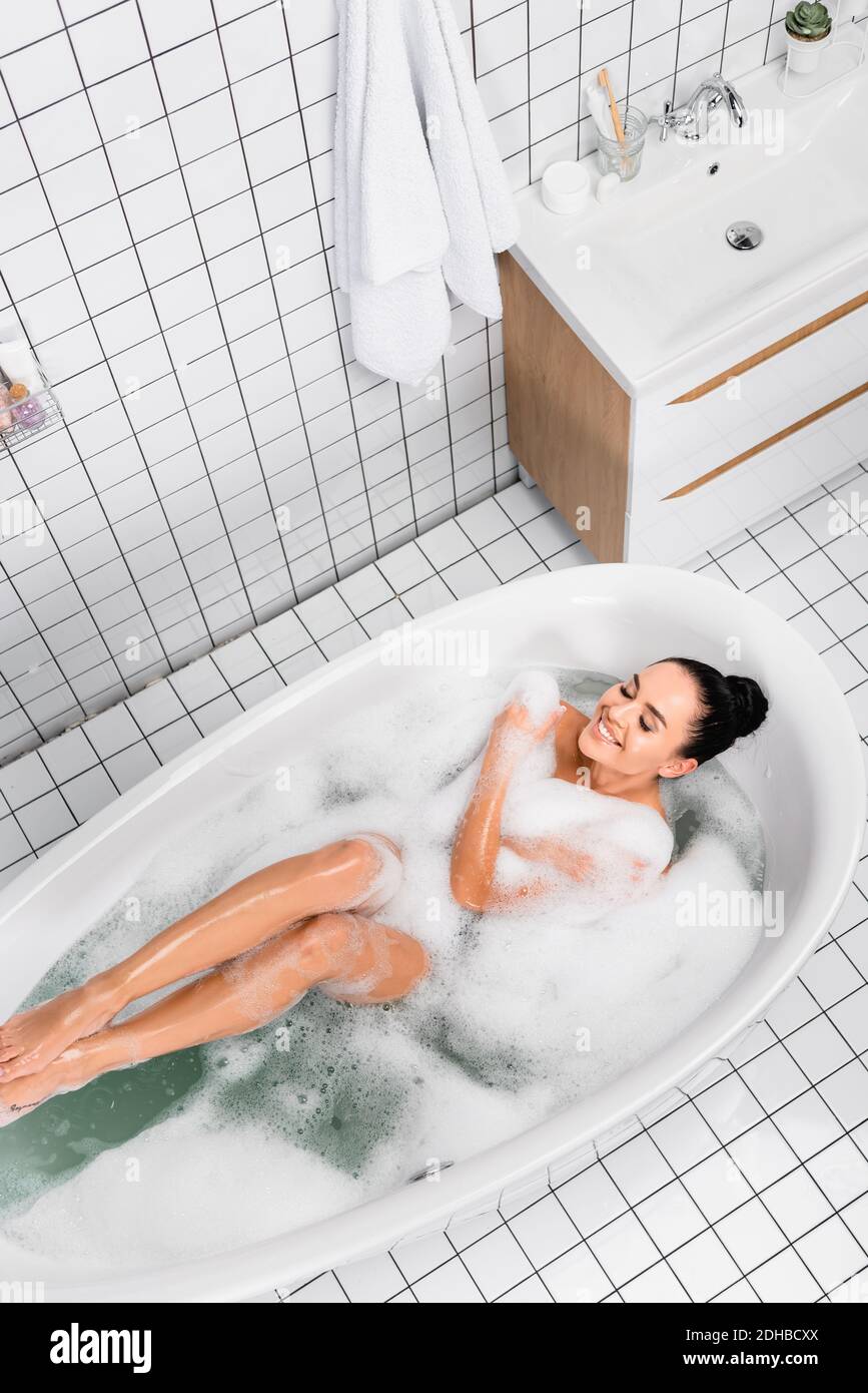 Sexy Brünette in Badewanne Sexy Brünette in Badewanne