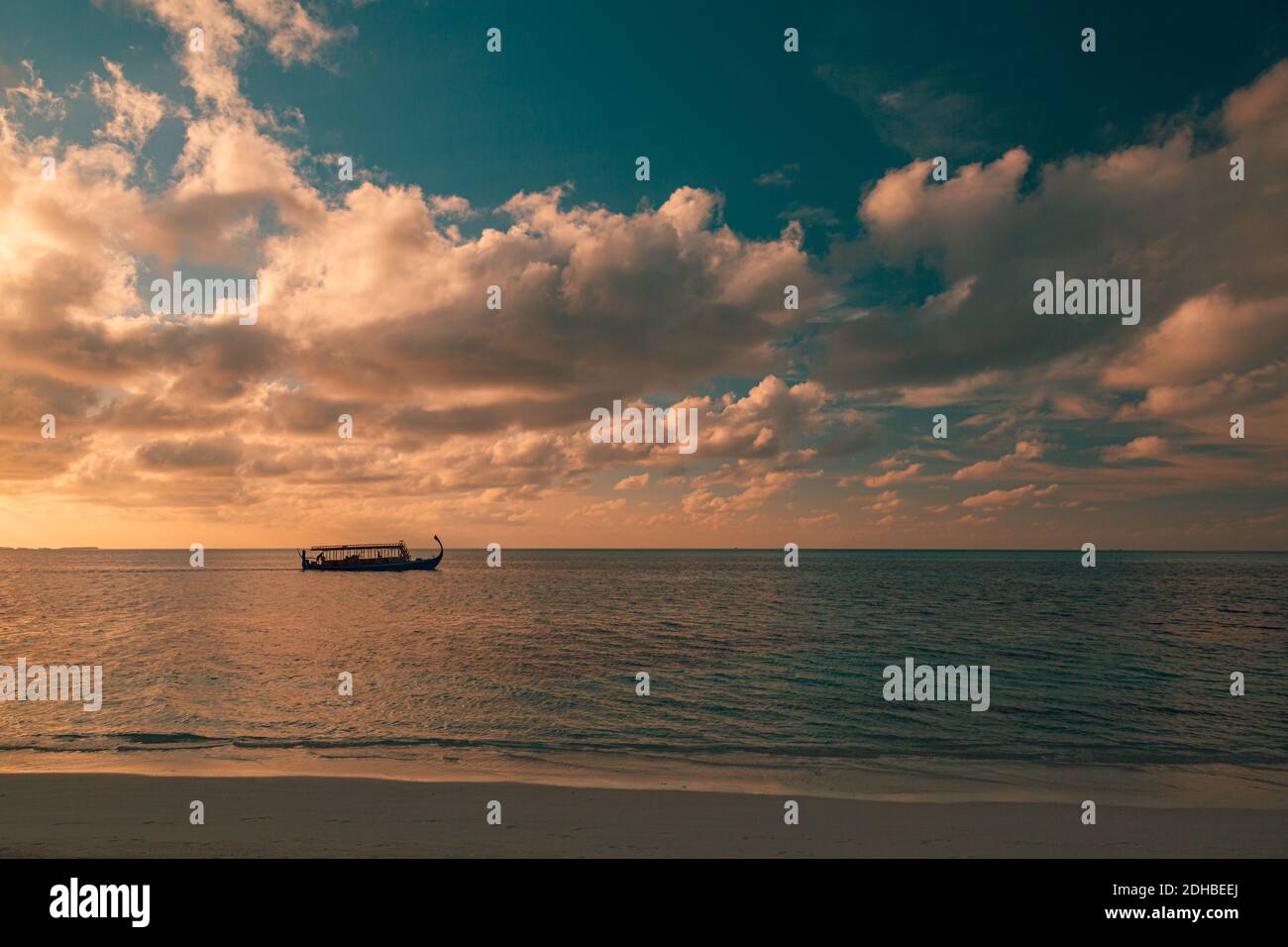Beach boat sunset hi-res stock photography and images - Alamy